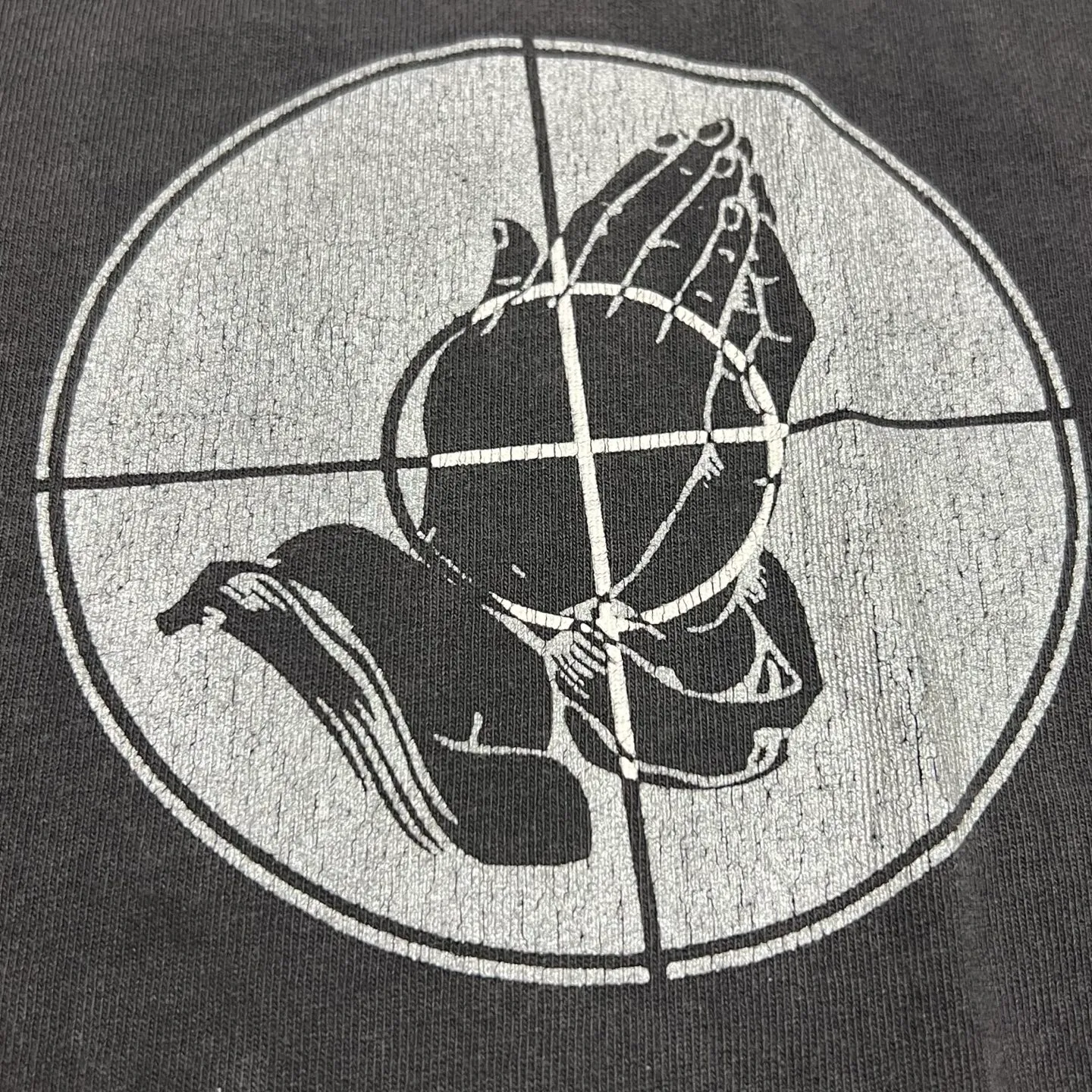 SAINT Mxxxxxx × FEAR OF GOD FG_LS TEE/SNT OF GOD/BLK FOG co-branded model SAINT OF GOD/ETERNAL prayer sight long sleeves, washed black S-XL, this season's major co-branded model, FOG manager JERRY personally carries the goods. The SAINT OF GOD series collaboration has gained quite a lot of buzz. Customized original co-branded SAINT OF GOD main label/washed label. Top-notch printing technology. Using silver sand and cracked pulp on the front and rear panels and heavy washing water to create a natural washed effect of printing, deep restoration